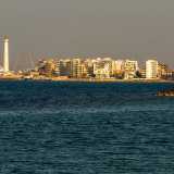 Arriviamo sino alla punta estrema, dove veniamo accolti dal mare aperto. Volgendo lo sguardo verso est si profila lo skyline di San Cataldo, con la Fiera del Levante e l�alto Faro
